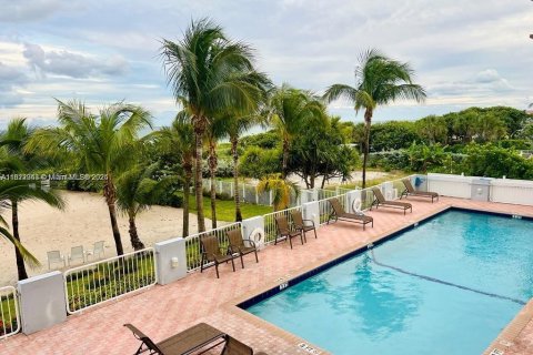 Купить кондоминиум в Серфсайд, Флорида 2 спальни, 118.64м2, № 1940157 - фото 23