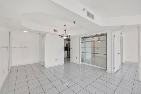 Купить кондоминиум в Серфсайд, Флорида 2 спальни, 118.64м2, № 1940157 - фото 17