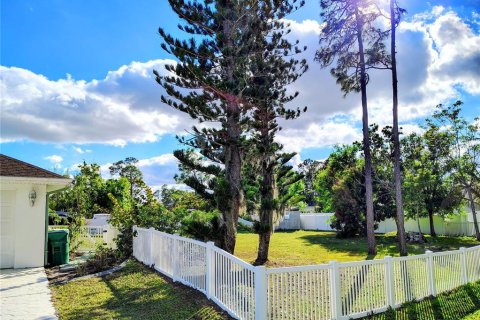 House in Punta Gorda, Florida 4 bedrooms, 210.8 sq.m. № 1717436 - photo 2