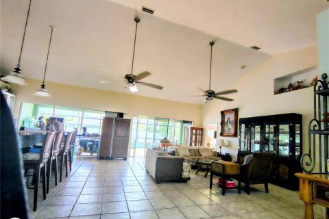 House in Punta Gorda, Florida 4 bedrooms, 210.8 sq.m. № 1717436 - photo 13