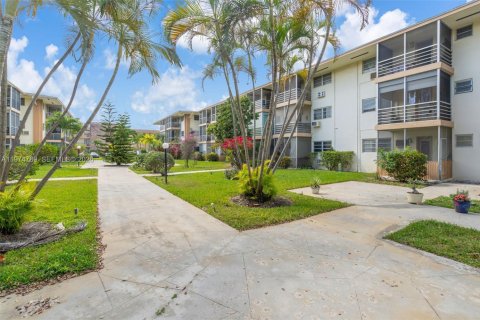 Купить кондоминиум в Майами, Флорида 1 спальня, 63.92м2, № 2046081 - фото 18