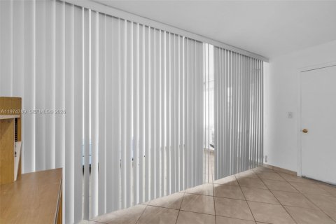 Купить кондоминиум в Майами, Флорида 1 спальня, 63.92м2, № 2046081 - фото 13