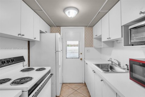 Купить кондоминиум в Майами, Флорида 1 спальня, 63.92м2, № 2046081 - фото 15