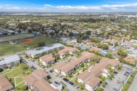 Купить кондоминиум в Майами, Флорида 1 спальня, 63.92м2, № 2046081 - фото 24