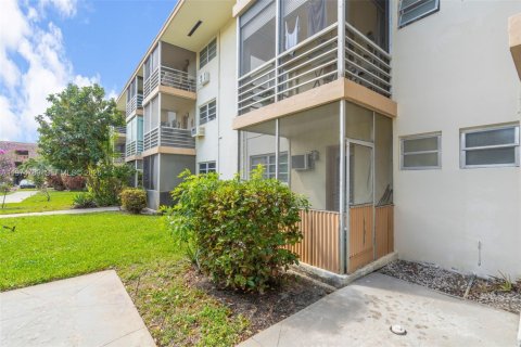 Купить кондоминиум в Майами, Флорида 1 спальня, 63.92м2, № 2046081 - фото 19