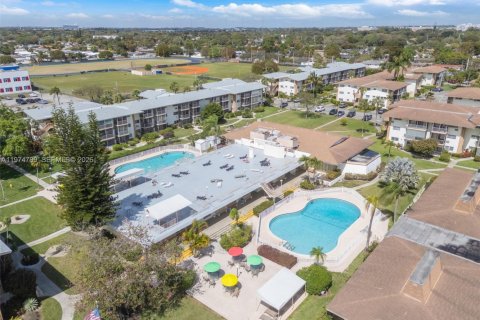 Купить кондоминиум в Майами, Флорида 1 спальня, 63.92м2, № 2046081 - фото 22