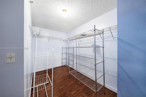 Copropriété à louer à Miami, Floride: 3 chambres, 142.88 m2 № 2080067 - photo 16