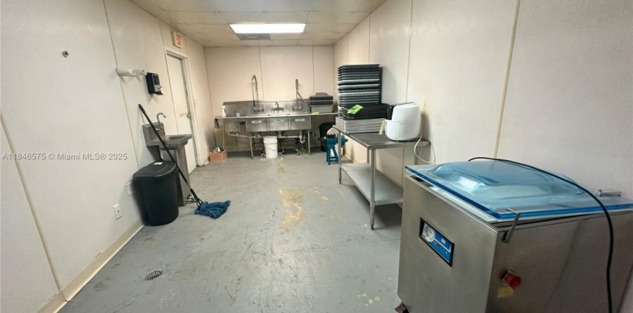 Commercial property in Doral, Florida № 1846320