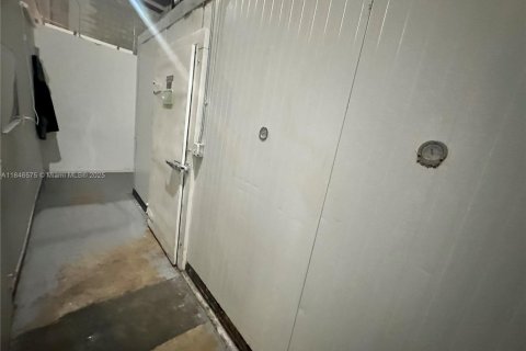 Commercial property in Doral, Florida № 1846320 - photo 4