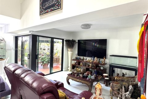 Condo in Miami, Florida, 3 bedrooms № 2029639 - photo 4