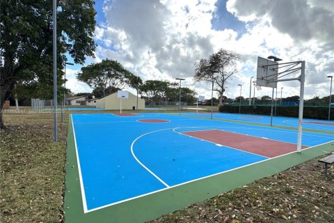 Condo in Miami, Florida, 3 bedrooms № 2029639 - photo 19