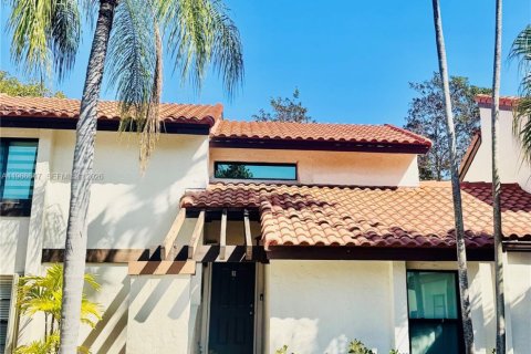 Condo in Miami, Florida, 3 bedrooms № 2029639 - photo 2