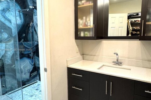 Condo in Miami, Florida, 3 bedrooms № 2029639 - photo 11