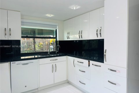 Condo in Miami, Florida, 3 bedrooms № 2029639 - photo 6