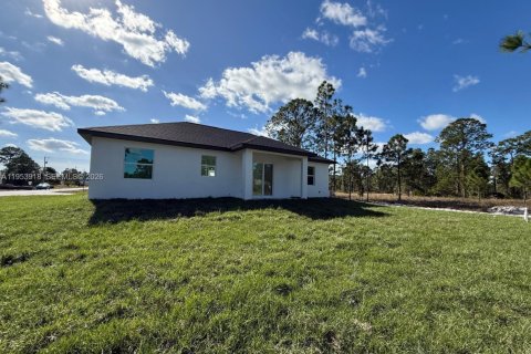 House in Lehigh Acres, Florida 4 bedrooms № 2056264 - photo 11