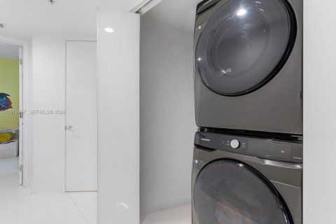 Condominio en venta en Sunny Isles Beach, Florida, 3 dormitorios, 135.73 m2 № 2048639 - foto 15