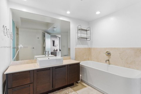 Condominio en venta en Sunny Isles Beach, Florida, 3 dormitorios, 135.73 m2 № 2048639 - foto 10
