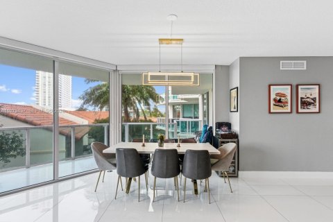 Condominio en venta en Sunny Isles Beach, Florida, 3 dormitorios, 135.73 m2 № 2048639 - foto 3