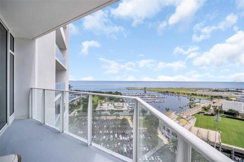 Купить кондоминиум в Сент-Питерсберг, Флорида 4 комнаты, 117.89м2, № 1908057 - фото 1