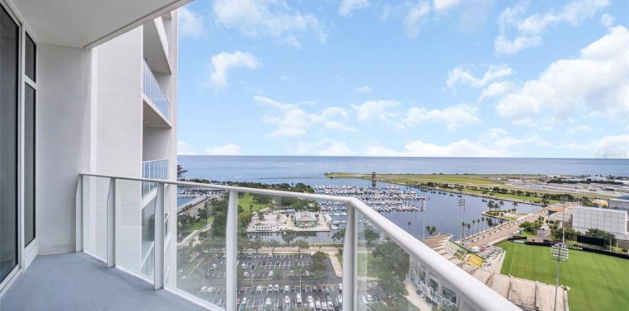 Кондоминиум с 4 комнатами в Сент-Питерсберг, Флорида № 1908057