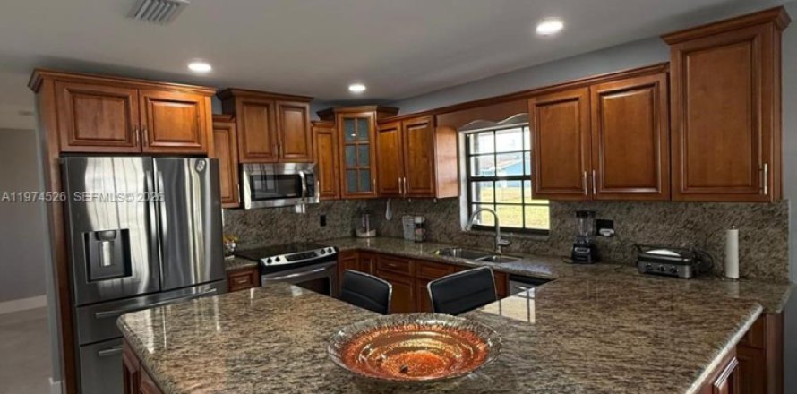 House in Miami Gardens, Florida 3 bedrooms, 154.68 sq.m. № 2036013