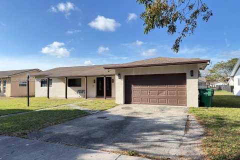 House in Miami Gardens, Florida 3 bedrooms, 154.68 sq.m. № 2036013 - photo 10