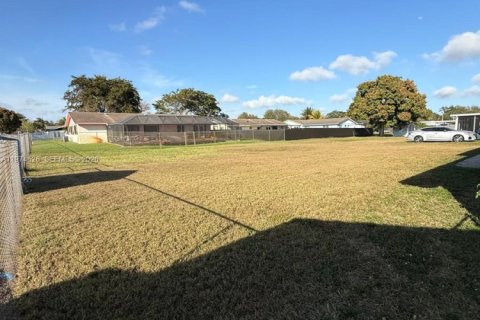 House in Miami Gardens, Florida 3 bedrooms, 154.68 sq.m. № 2036013 - photo 27