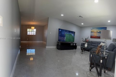 House in Miami Gardens, Florida 3 bedrooms, 154.68 sq.m. № 2036013 - photo 14