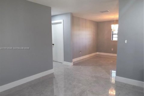 House in Miami Gardens, Florida 3 bedrooms, 154.68 sq.m. № 2036013 - photo 28