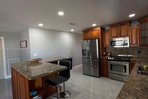 House in Miami Gardens, Florida 3 bedrooms, 154.68 sq.m. № 2036013 - photo 8