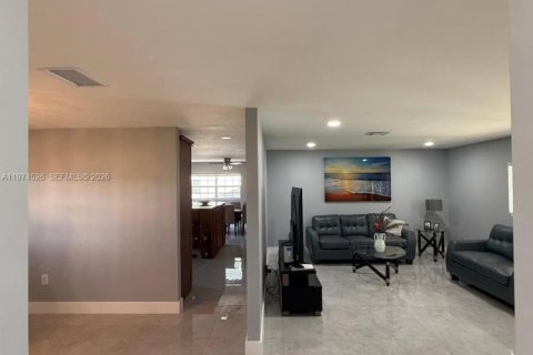 House in Miami Gardens, Florida 3 bedrooms, 154.68 sq.m. № 2036013 - photo 4