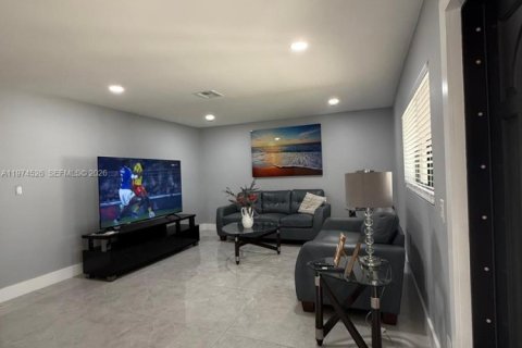 House in Miami Gardens, Florida 3 bedrooms, 154.68 sq.m. № 2036013 - photo 13