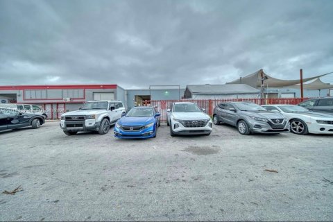 Commercial property in Hialeah, Florida № 2256552