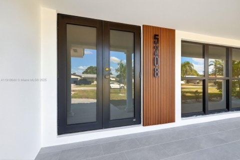 Casa en venta en Hollywood, Florida, 3 dormitorios, 173.17 m2 № 1972558 - foto 2