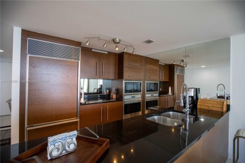 Купить кондоминиум в Майами, Флорида 2 спальни, 119.84м2, № 1862429 - фото 9