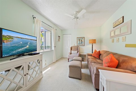 Condo in Greenacres, Florida, 2 bedrooms  № 2052606 - photo 19