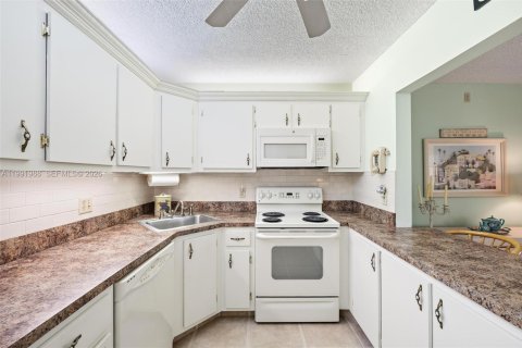 Condo in Greenacres, Florida, 2 bedrooms  № 2052606 - photo 12