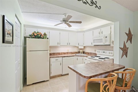 Condo in Greenacres, Florida, 2 bedrooms  № 2052606 - photo 11