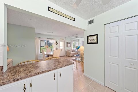 Condo in Greenacres, Florida, 2 bedrooms  № 2052606 - photo 13
