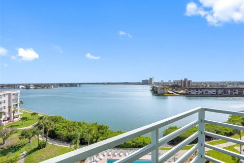 Condo in South Pasadena, Florida, 2 bedrooms  № 1757015 - photo 1