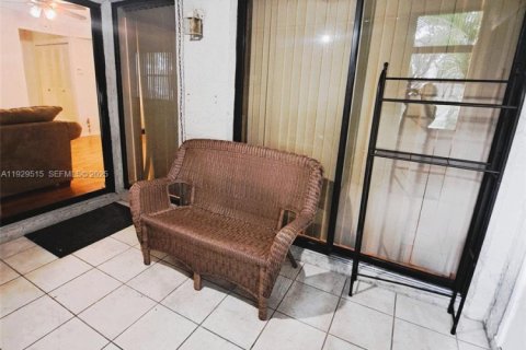 Condominio en alquiler en Pembroke Pines, Florida, 2 dormitorios, 81.75 m2 № 1987652 - foto 10