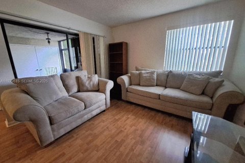 Condominio en alquiler en Pembroke Pines, Florida, 2 dormitorios, 81.75 m2 № 1987652 - foto 2