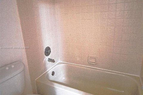 Condominio en alquiler en Pembroke Pines, Florida, 2 dormitorios, 81.75 m2 № 1987652 - foto 8