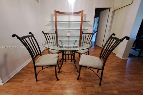 Condominio en alquiler en Pembroke Pines, Florida, 2 dormitorios, 81.75 m2 № 1987652 - foto 3