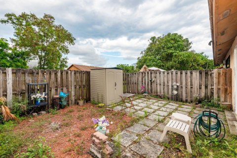 Townhouse in Hialeah, Florida 2 bedrooms, 101.17 sq.m. № 2091050 - photo 16