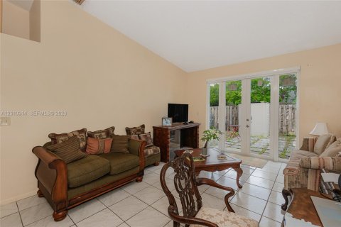 Townhouse in Hialeah, Florida 2 bedrooms, 101.17 sq.m. № 2091050 - photo 7