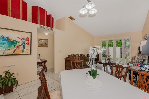 Townhouse in Hialeah, Florida 2 bedrooms, 101.17 sq.m. № 2091050 - photo 5