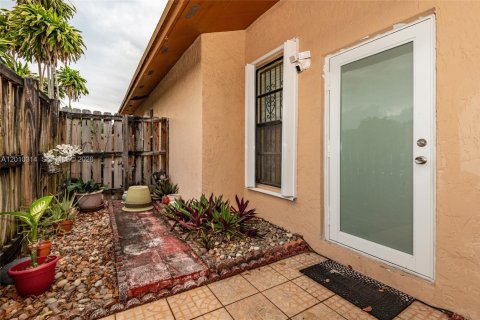 Townhouse in Hialeah, Florida 2 bedrooms, 101.17 sq.m. № 2091050 - photo 3