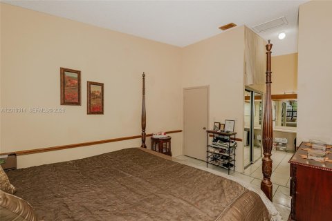 Townhouse in Hialeah, Florida 2 bedrooms, 101.17 sq.m. № 2091050 - photo 29