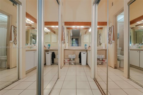 Townhouse in Hialeah, Florida 2 bedrooms, 101.17 sq.m. № 2091050 - photo 30